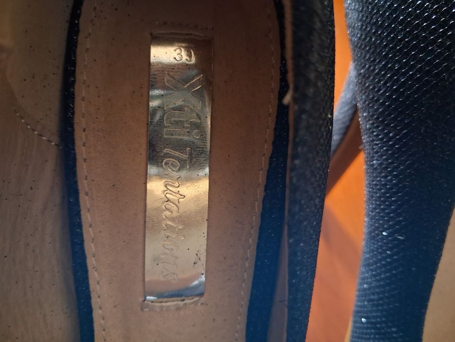 Sapatos Salto Alto em Preto com Brilhantes | Nunca Usadas.