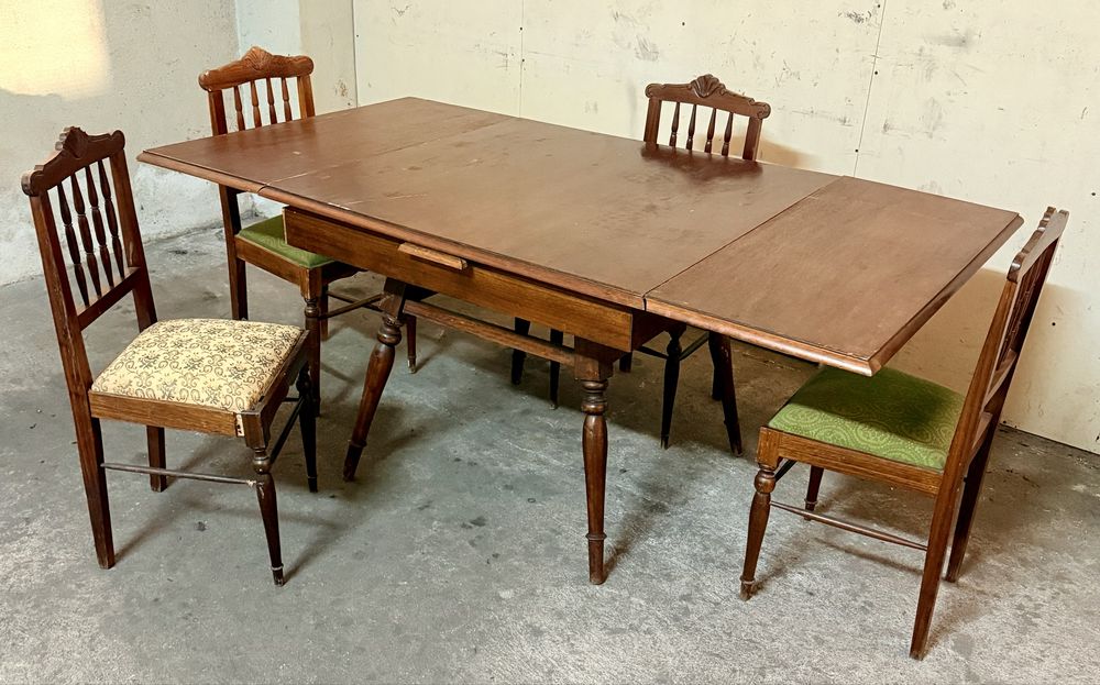 Mesa extensivel + 4 cadeiras (Estilo Vintage)