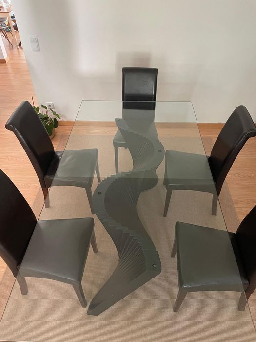 Mesa com tampo de vidro e 6 cadeiras