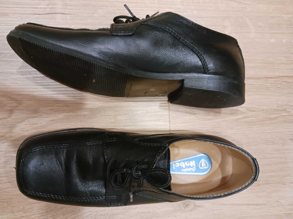 Sapatos de cerimónia para criança/rapaz praticamente novos
