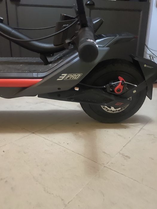 Trotinete elétrica impecável + capacete (caixa original)