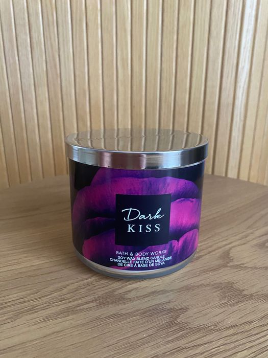 Bath & Body Works Dark Kiss duża świeca 3 knoty
