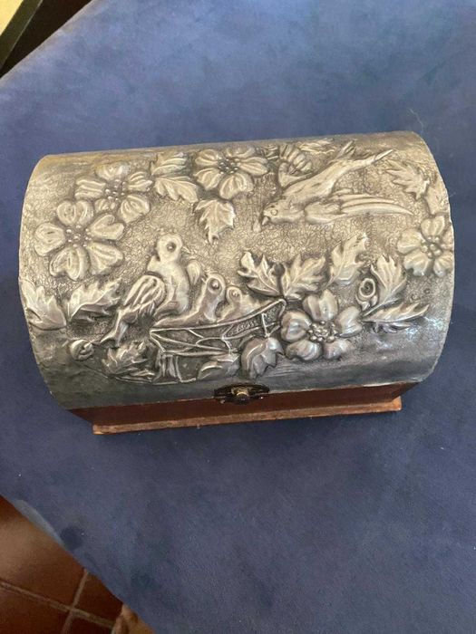 caixinha de madeira com tampo em pratinha, bom estado