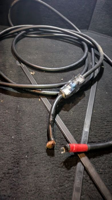 Conjunto de cabos para sistema de som no carro