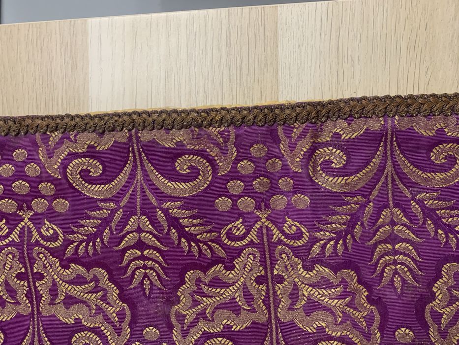 Naperon em brocado rouxo