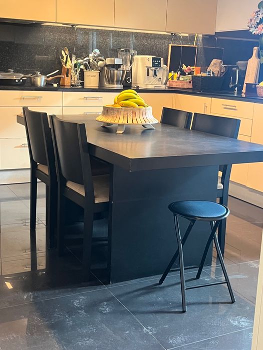 Excelente Mesa de cozinha +Cadeiras e bancos