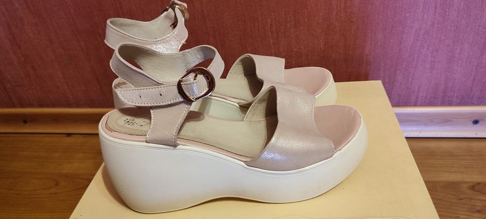 Босоніжки на платформі шкіра в ідеальному стані