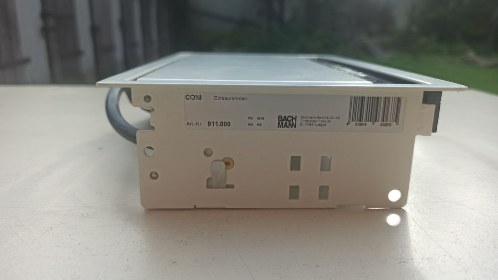 System gniazd chowanych w blacie, mediaport BACH MANN CONI. 2x230V + HDMI + Cat5e.
