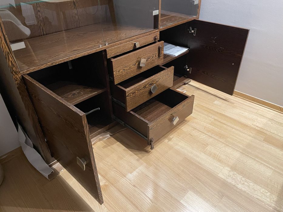 Stylowa witryna / kredens z przeszklonymi drzwiami