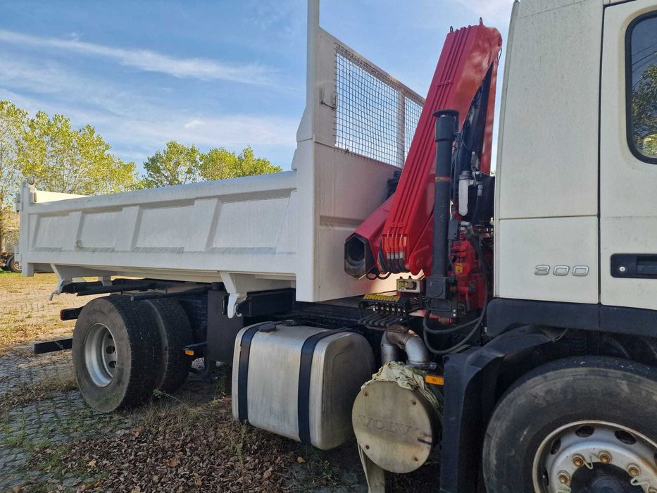 CAMIÃO VOLVO FM9 – 19T - 300cv – COM GRUA E BÁSCULA