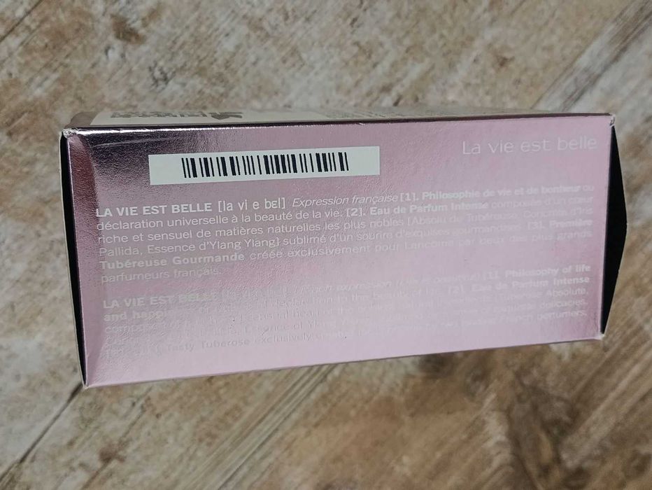 Флакон із коробкою від парфум La vie est belle Lancome