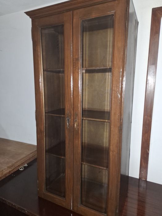 Cristaleira em  bom estado