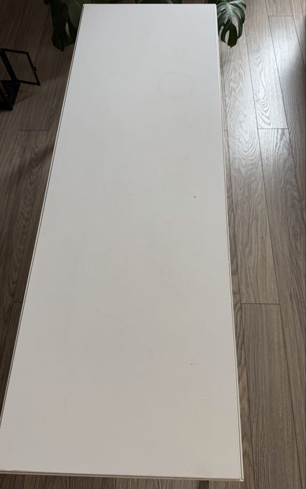 Biały stolik do salony marka Ikea