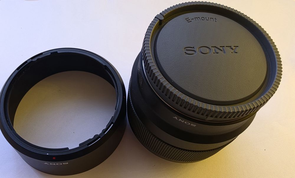 Lente Sony FE 50 F 1.8 com para sol