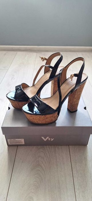 Sandały czrne lakierowane na koturnie obcas słupkowy  podeszwa korkowa