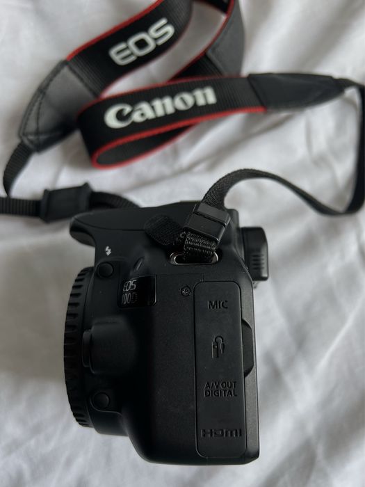Câmara Canon EOS 100D + 2 objetivas + carregador + mala