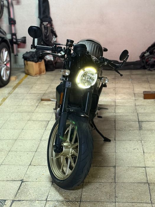 DUCATI SCRAMBLER CAFÉ RACER 2017 com 7.000 km. Já foi estrela de televisão. Agora pode ser tua.