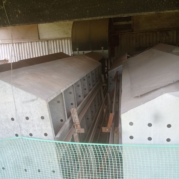 Gniazda dla kur. Różny stan.