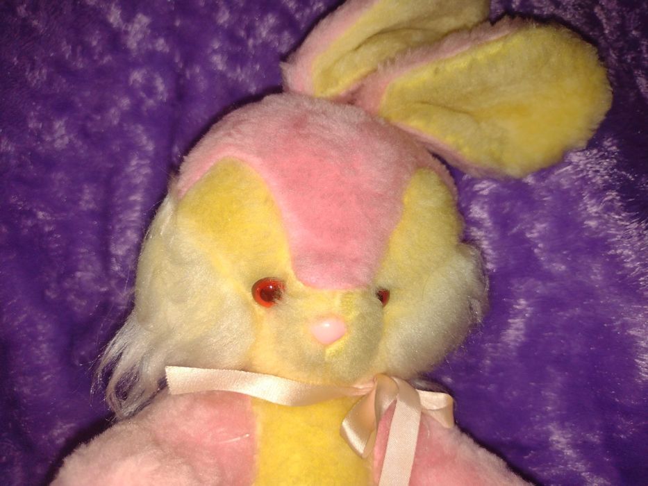 Coelhinho de peluche cor-de-rosa e amarelo