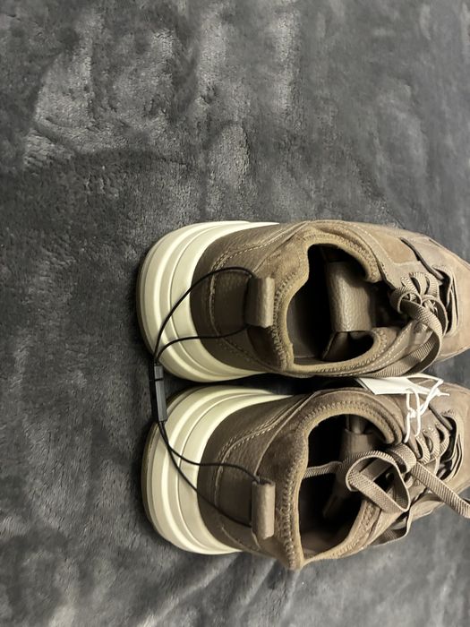 Шкіряні кросівки