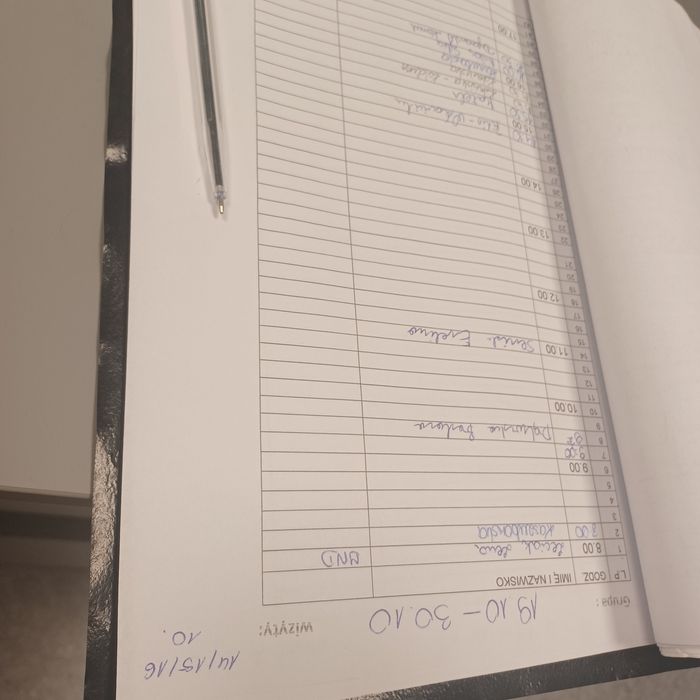 Biały sweterek nowy