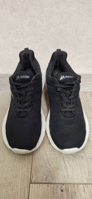 Спортивні кросівки