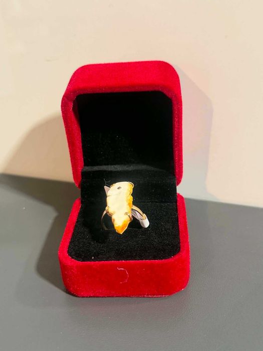 Złoty pierścionek z białym bursztynem, pr585, 14K, 2.76gr, rozm 12/Komis Krzysiek