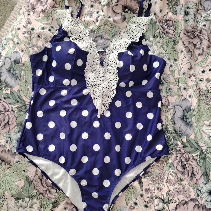 Купальник сдельный большого размера 52-54р горошки с кружевом XXL ч D