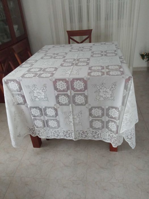 Toalha de mesa a imitar renda