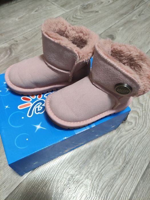 Угі для дівчинки 26 р.15,5 см.В гарному стані.