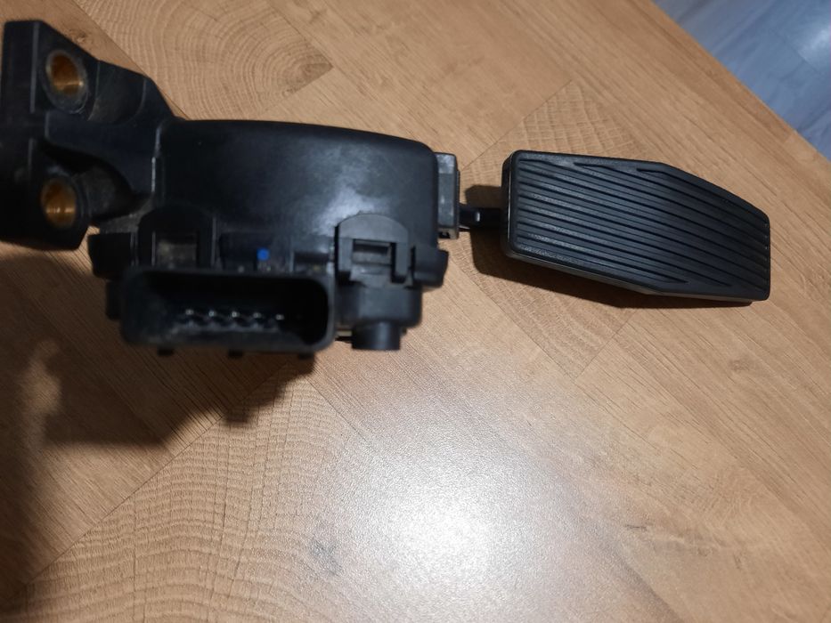 Педаль газу , опель омега 2.5