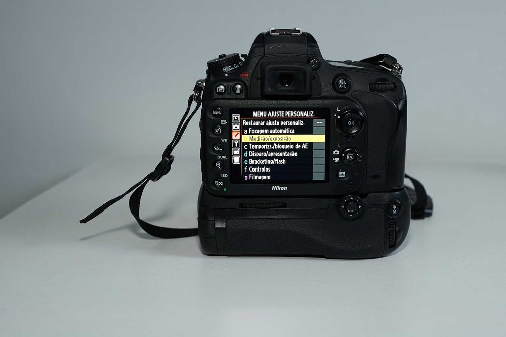Nikon D600 24.3 MP Digital SLR Camera FULL FRAME + GRIP + 3 Baterias