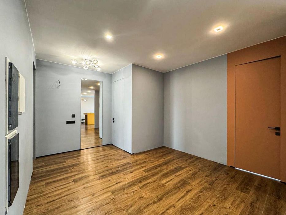 Київ. 3-кімн. квартира ЖК Лебединий, вул. Ревуцького, метро Харківська