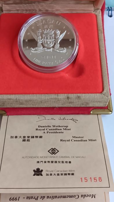 Moeda de 100 patacas prata prof. Macau