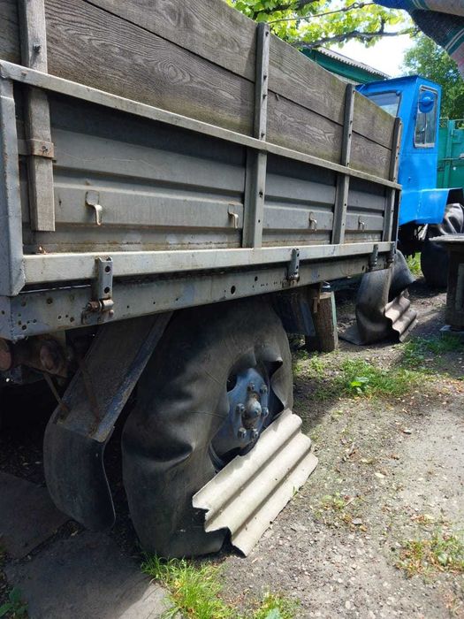Саморобний трактор з плугами та причепом