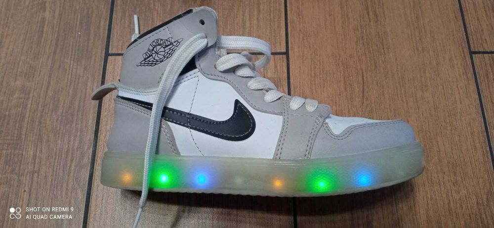 Adidasy buty LED świecące dziecięce rozmiar 32