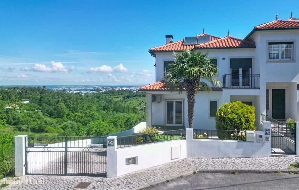 Moradia M4 com garagem em zona dos Carvalhais