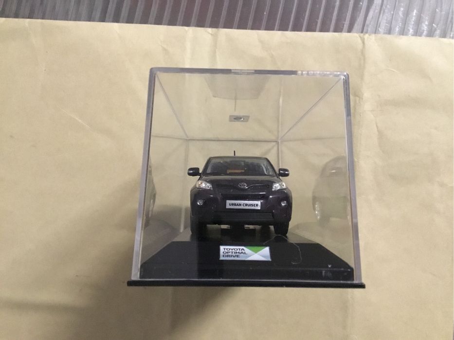 Miniatura Toyota Urban Cruiser escala 1/43