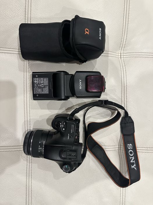 Sony Alpha SLT-A65V + obiektyw Sony DT 18-55mm SAM + lampa błyskowa Sony HVL-F58AM + oryginalny futerał Sony