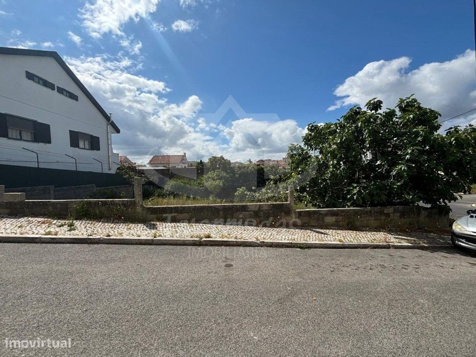 Terreno urbano de gaveto com 342 m², em São João da Talha