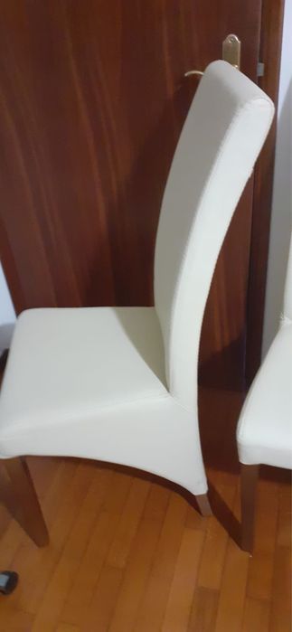 Cadeira branca com pé de madeira