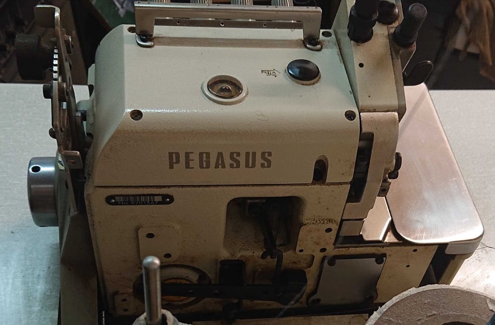 Máquina de Costura de Corte e Cose da marca Pegasus EXT-5214-03