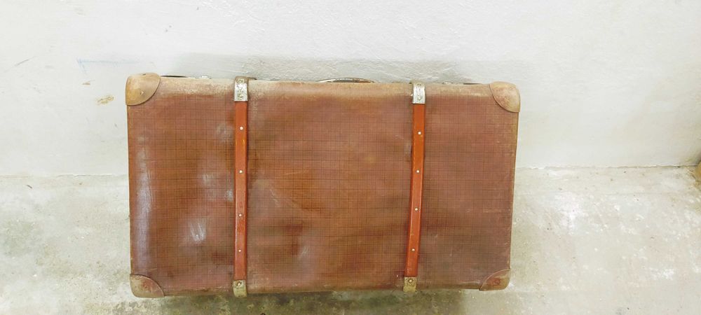 Duża zabytkowa walizka