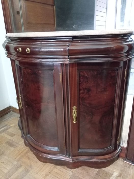 Móvel em mogno com espelho grande