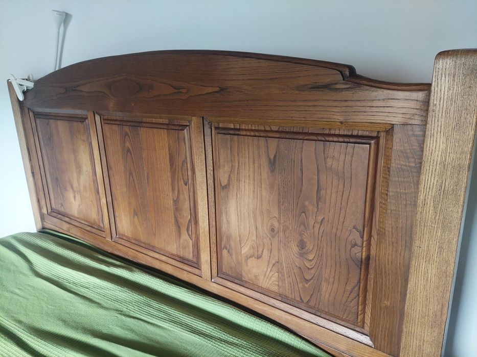 Cama de casal de madeira