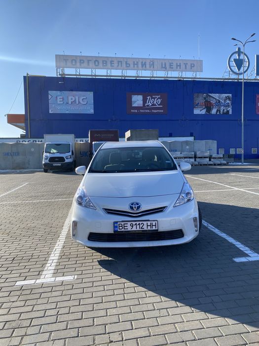 Продаж авто Toyota Prius V