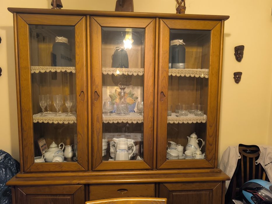 Vitrine Pinho Tratado com 3 Portas e Prateleiras de Vidro – Bom est