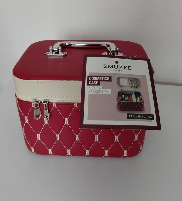 Czerwony kuferek na kosmetyki