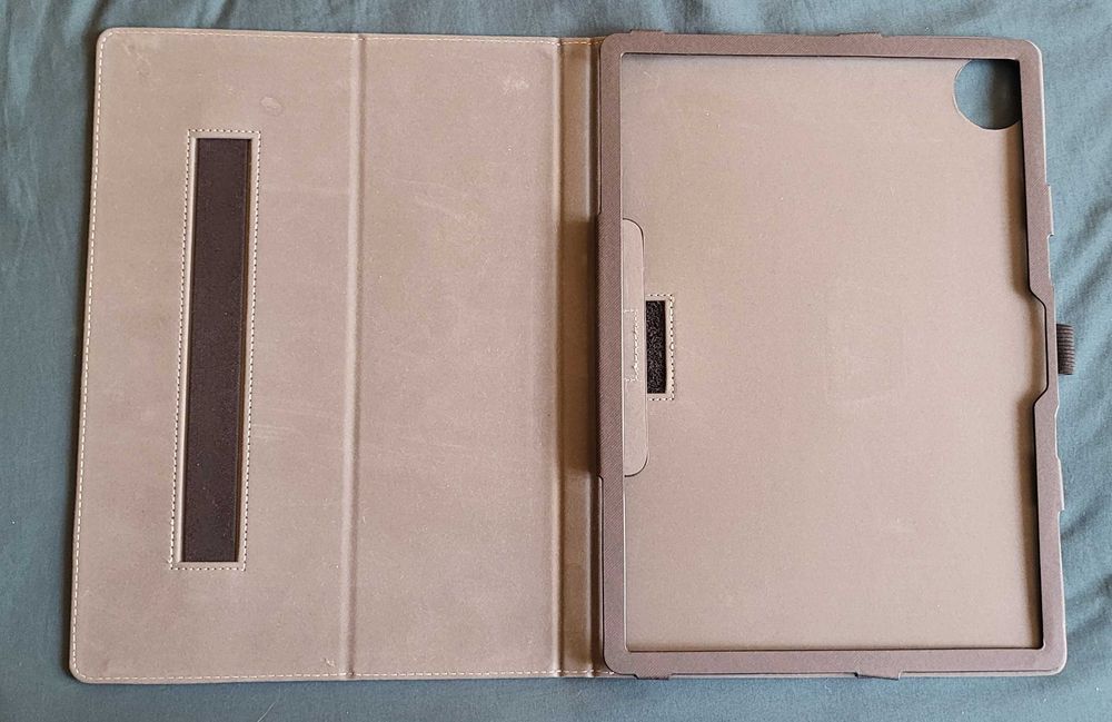 etui ochronne typu folio (książkowe) przeznaczone na tablet