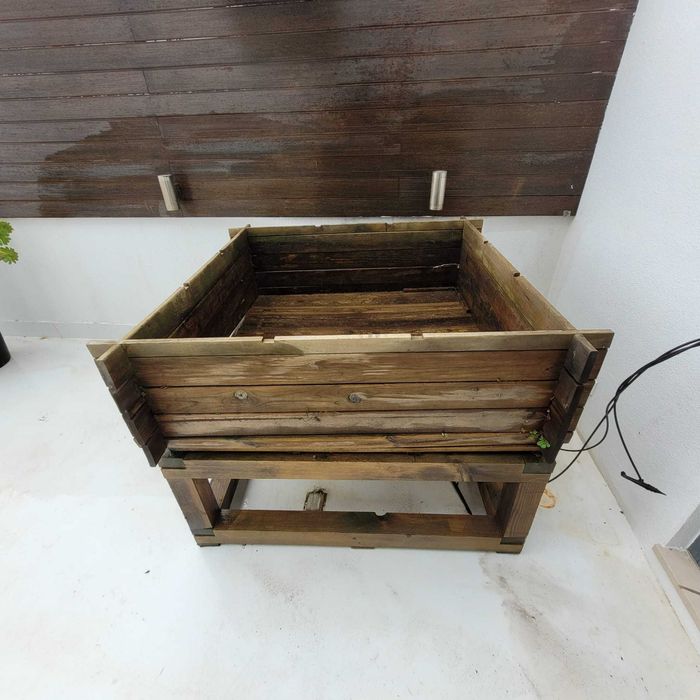 Horta-floreira elevada para ervas aromáticas e legumes